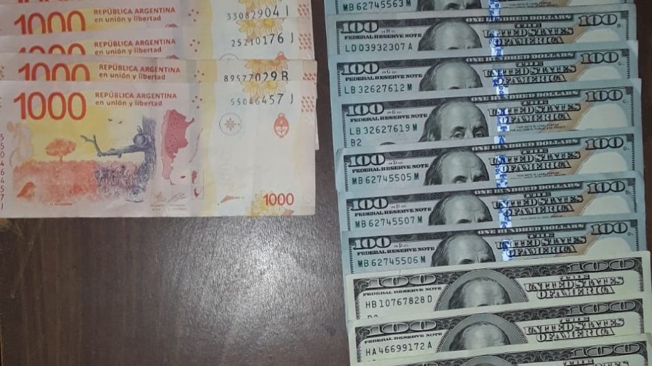 Los dólares y parte de los pesos que secuestró la Policía cuando dos de los presuntos autores de esta entradera fueron arrestados en Tapalqué. POLICÍA COMUNAL/TAPALQUÉ
