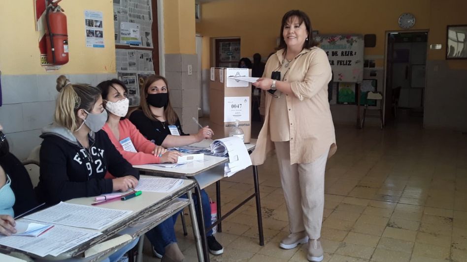 La senadora provincial por Juntos, Lucrecia Egger votó este mediodía en la Escuela 2.