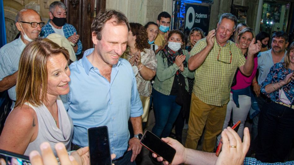 Colomé y Louge, concejales electos por Podemos Azul dialogando con los medios presentes. Ambos, junto a la chillarense Gisella Hiriart, ocuparán a partir de diciembre una banca en el Legislativo local