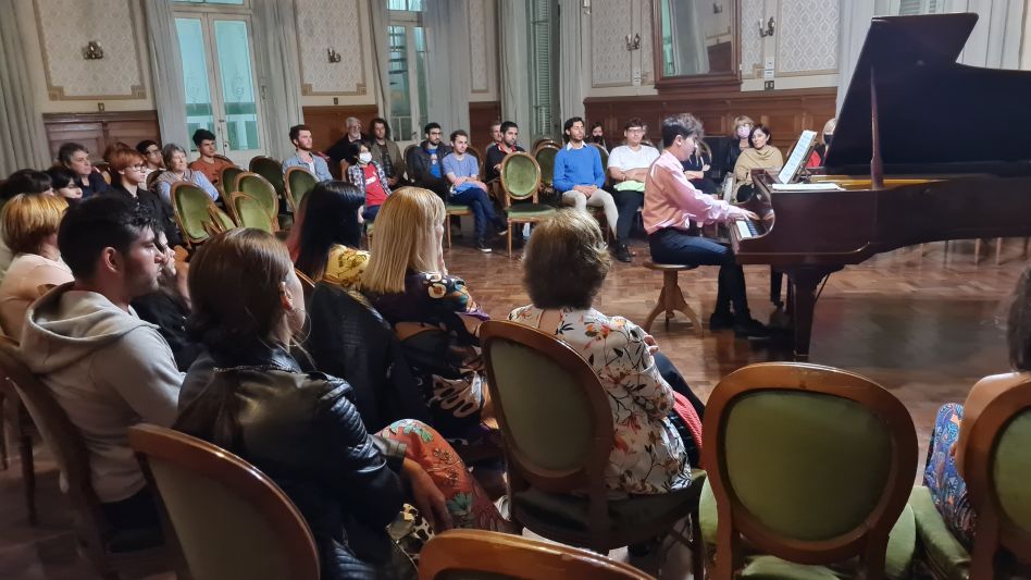 Tomás Chiodi en pleno espectáculo en el Salón Cultural, el pasado viernes.   PRENSA MUNICIPAL  