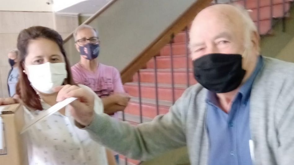 Ejemplo de ciudadano: A los 95 años  emitió su voto Don Ángel O. Guzmán