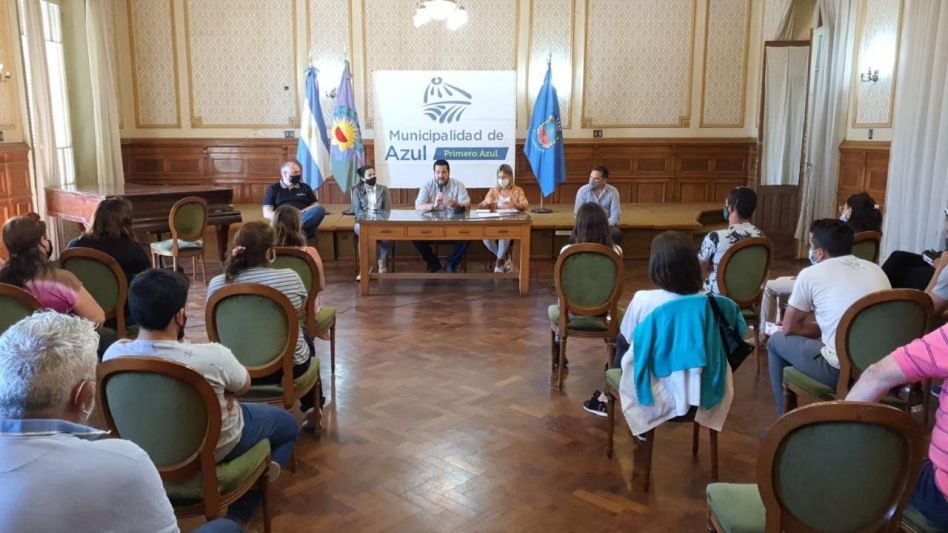 Ayer al mediodía, en el Salón Cultural, hubo una reunión de autoridades municipales con adjudicatarios de los lotes del programa Construyendo Azul. PRENSA MUNICIPAL