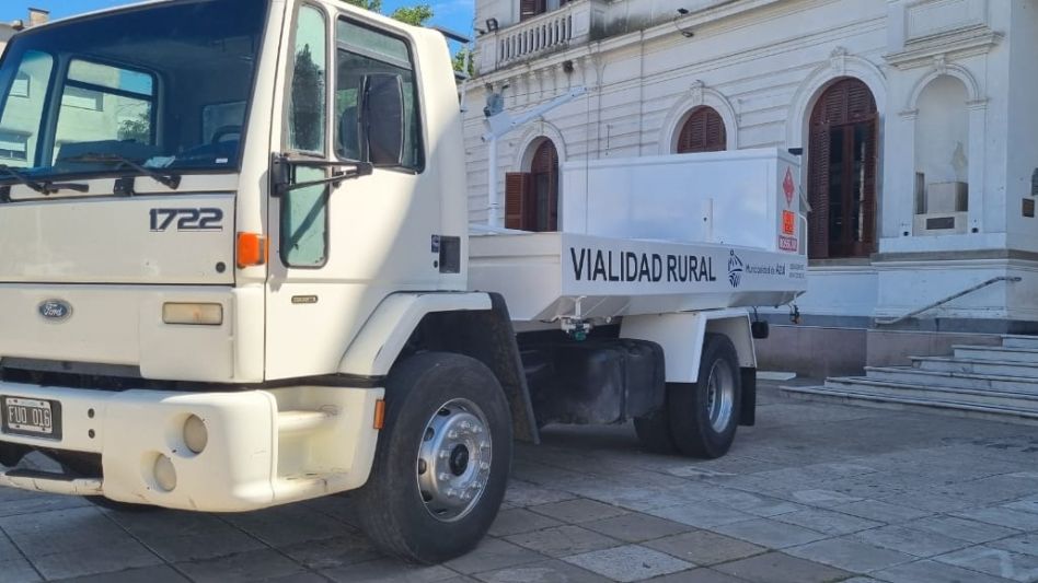 El camión adquirido por la COVIR para trabajar en el mantenimiento de los caminos rurales del Partido de Azul.
