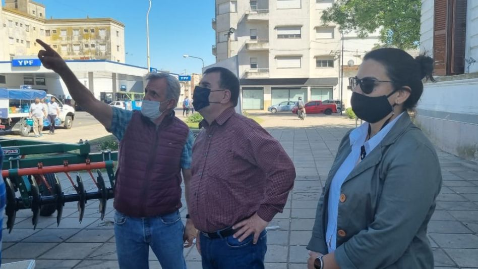 Bertellys encabezó la presentación de la nueva maquinaria junto al referente de la Sociedad Rural, Rodolfo Premoli y a la actual Secretaria de Obras Públicas Guillermina Bellocq.   PRENSA MUNICIPAL