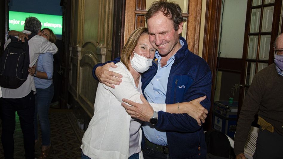 Natalia Colomé y Juan Louge, quienes -junto a la chillarense Gisella Hiriart- serán parte de la próxima conformación del Concejo Deliberante en representación de Podemos Azul. NACHO CORREA