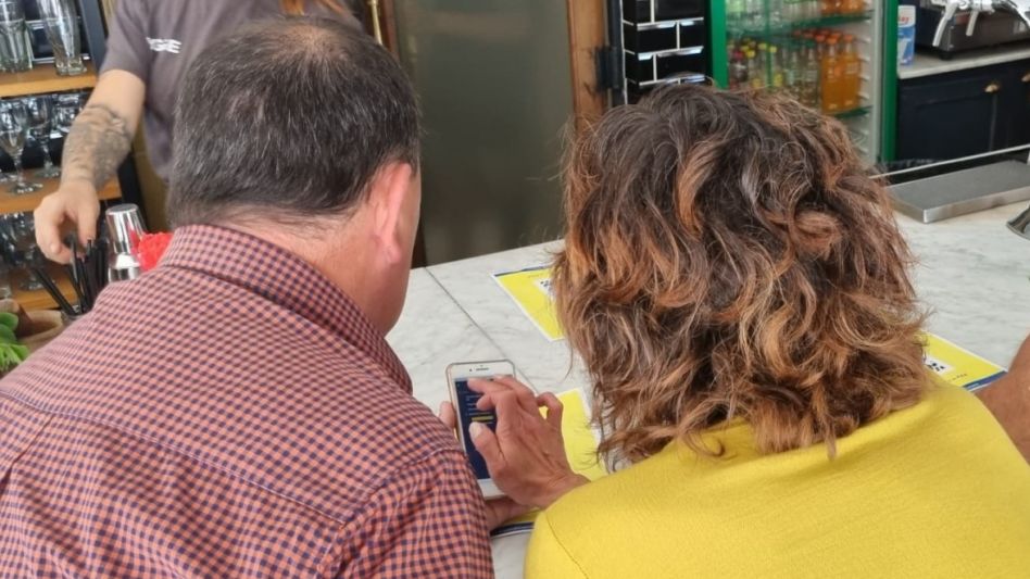 Bertellys y Del Rio probando el nuevo servicio en un bar céntrico de la ciudad. PRENSA MUNICIPAL