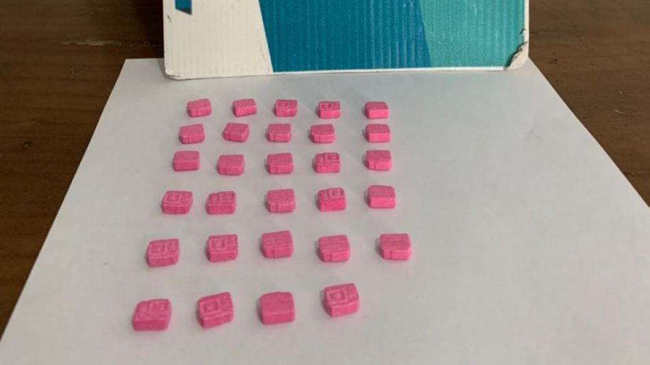 Las pastillas de éxtasis incautadas. El olavarriense que las llevaba en un auto que fue interceptado por personal policial sobre la Ruta 3 ahora está detenido. FOTOS: VIAL AZUL/PBA
