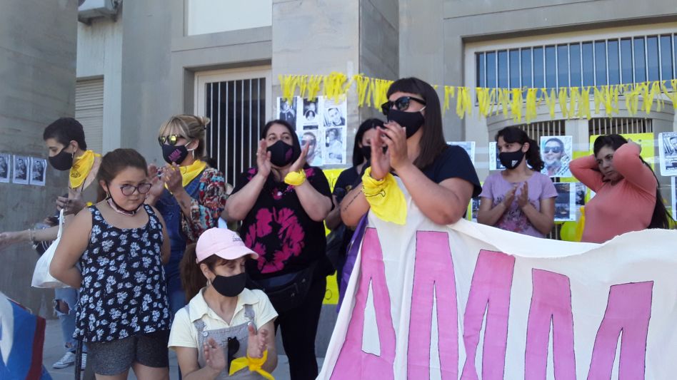 Carteles con los rostros de los acusados de abusos sexuales a menores en la puerta del Palacio de Justicia de esta ciudad. AGUSTIN SCALCINI