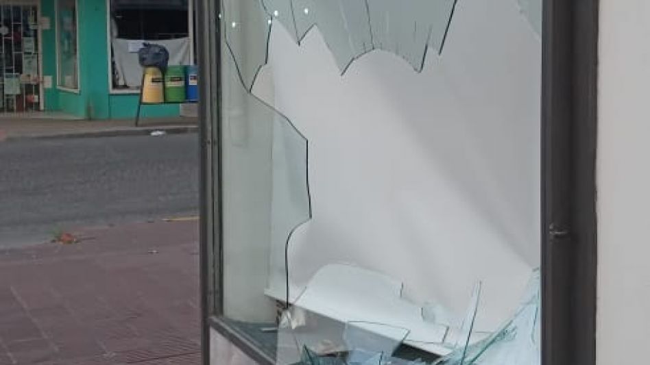 Rotura de la  vidriera de un local céntrico