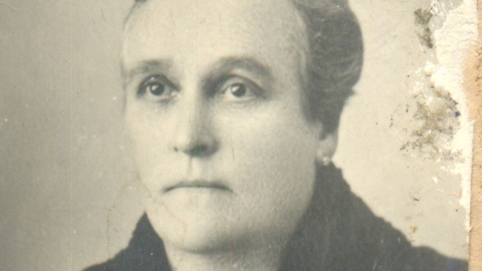 Siguiendo la iniciativa del Padre Cáneva, Ernestina Darhanpé de Malére tomó las riendas del proyecto y sin pausa, en poco tiempo, inauguró la primera etapa del Asilo de Ancianos.