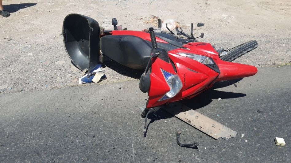 En accidente entre moto y camioneta murió una mujer