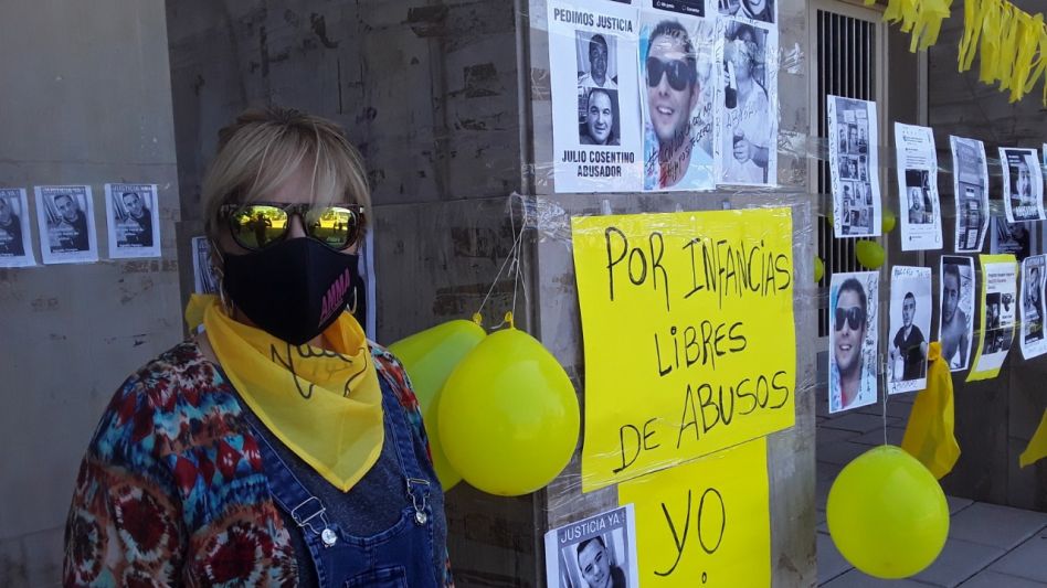 Carteles con los rostros de los acusados de abusos sexuales a menores en la puerta del Palacio de Justicia de esta ciudad. AGUSTÍN SCALCINI