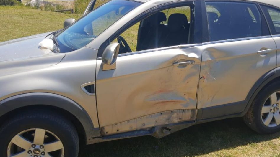 La camioneta que protagonizó el siniestro del lado en el que impactó con la motocicleta cuya conductora terminó fallecida en el lugar por el impacto.