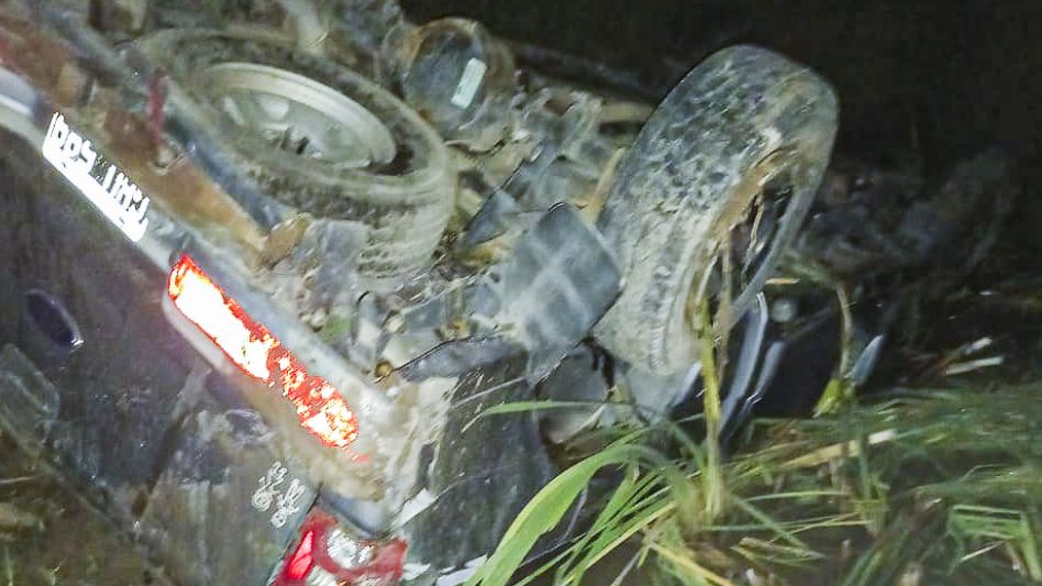 Aún se desconocen los motivos por los cuales la camioneta terminó volcando y provocó la muerte de un hombre de 43 años que iba en su interior. GENTILEZA/CPR
