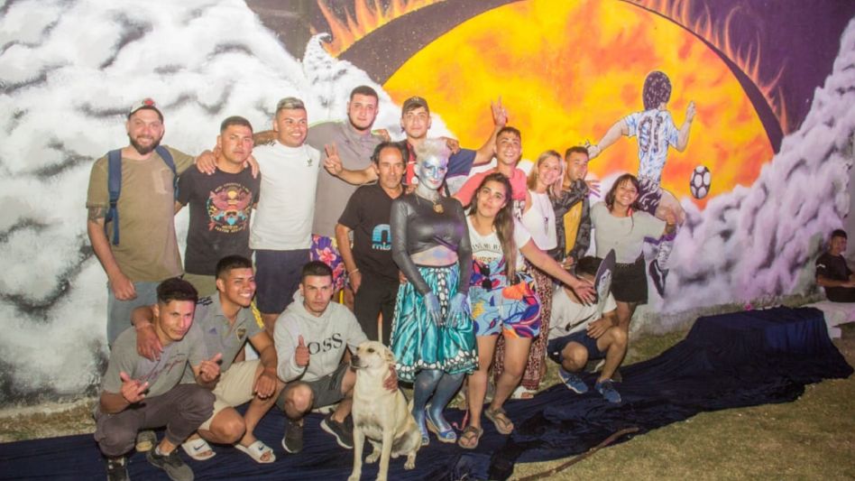 El mural junto a la gente que hizo posible este gran sueño de muchos. 