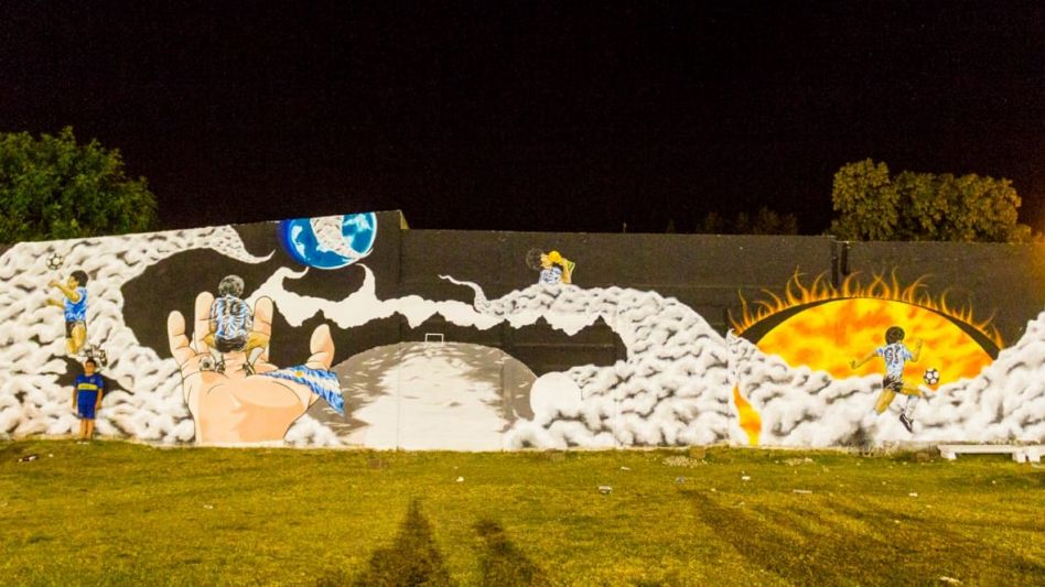 Con una performance se inauguró el mural   de Maradona en el barrio San Francisco  