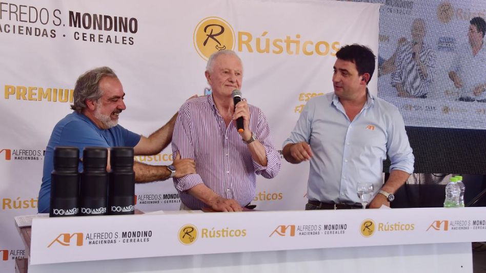 Sergio Amuchategui, Alfredo S. Mondino y el martillero Roberto Mondino después de vender los 2.000 vientres en Claromecó. 