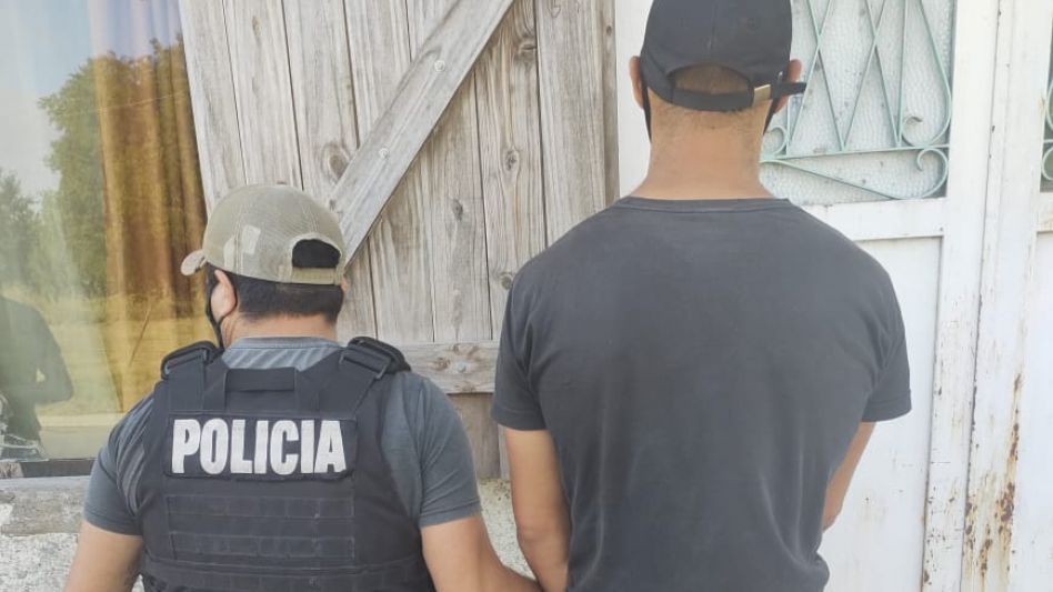 A los acusados los detuvieron ayer jueves. Y durante dos allanamientos la Policía incautó un cuchillo, una moto y una bicicleta. FOTOS: SECCIONAL PRIMERA AZUL/PBA