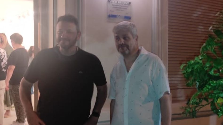 El artista Alejandro Marmo junto con el director del museo, Jorge Pérez. 