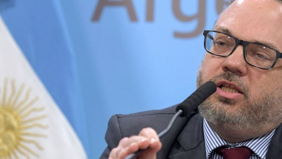 Kulfas: "Tenemos que priorizar la reactivación antes que los viajes al exterior"