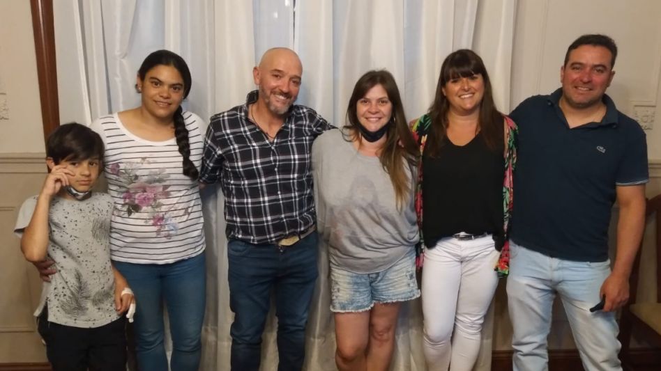 Jesica Buceta, Diego Ahets Etcheberry, Carolina Paniagua, Carolina Minvielle y Emilio Lescano, empleados de supermercados de Azul hicieron pública su postura de mantener los Domingos libres.