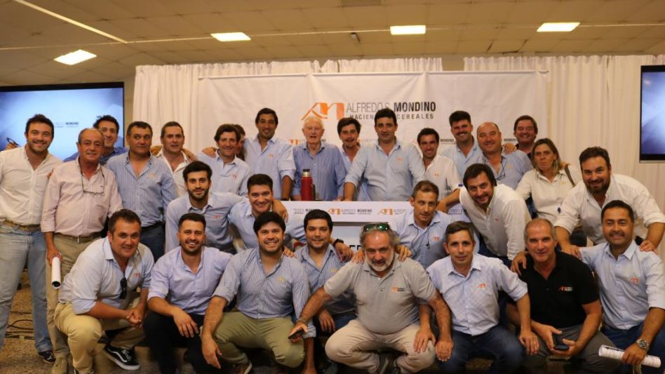 Todo el equipo de Alfredo S. Mondino después de ubicar más de 11.000 cabezas desde Rauch.
