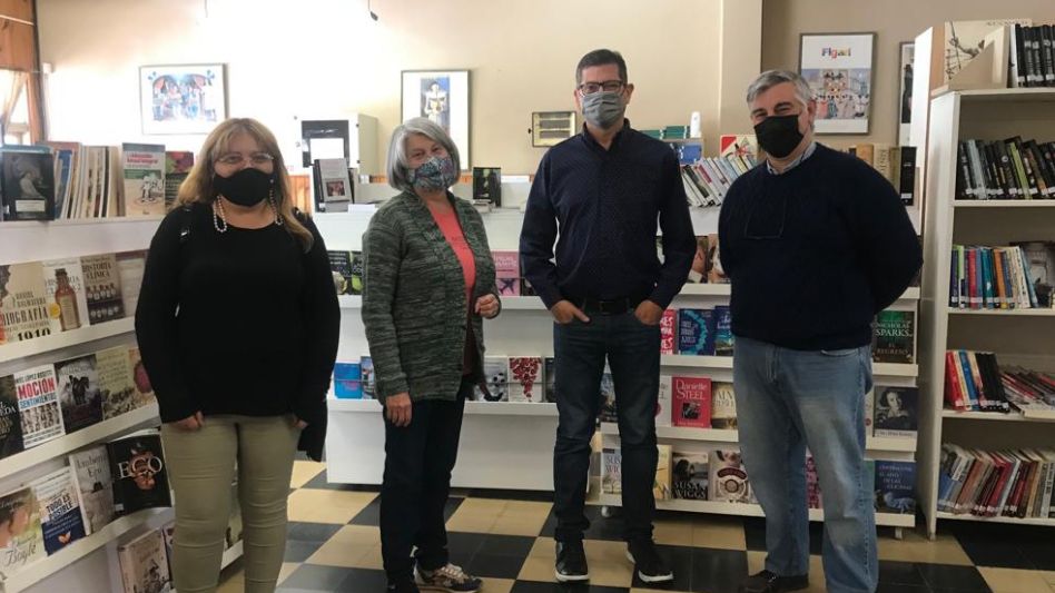 Crisafulli y Molina durante la visita a la Biblioteca Popular Asociación Cultural de Chillar. PRENSA/AZULEÑOSPARAELCAMBIO