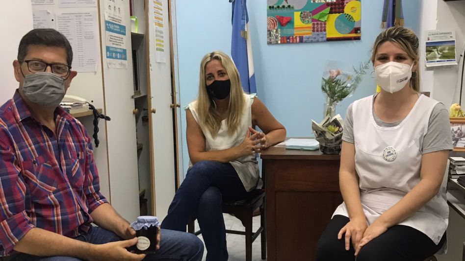 Molina junto a la directora y una de las docentes de las Escuela Especial 506 de Cacharí.