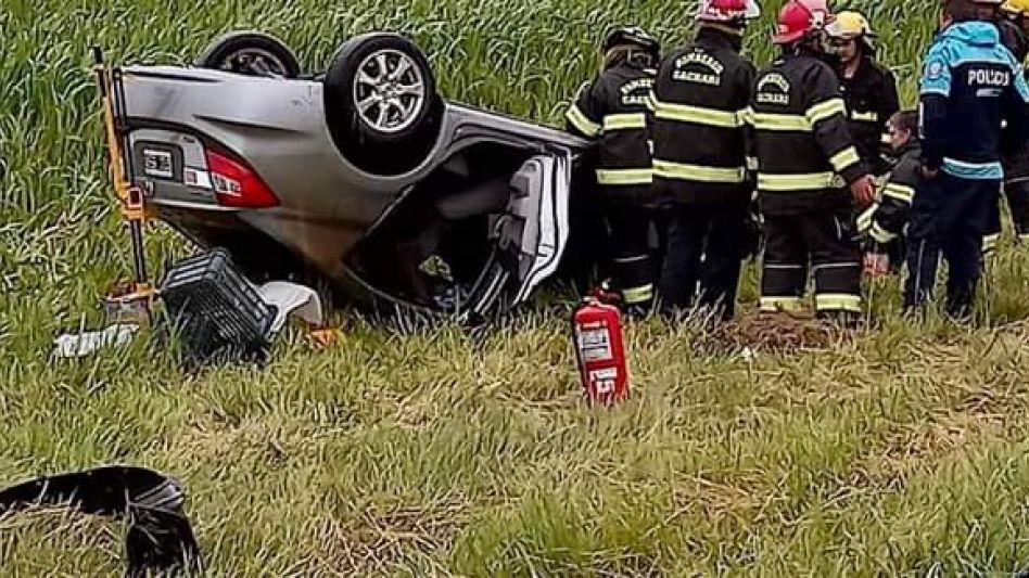 En el tramo de la Ruta 3 que une Azul con Cacharí, un auto se despistó y volcó. A causa del siniestro vial falleció una mujer que vivía en Lomas de Zamora. FOTOS: SUBCOMISARÍA CACHARÍ/PBA