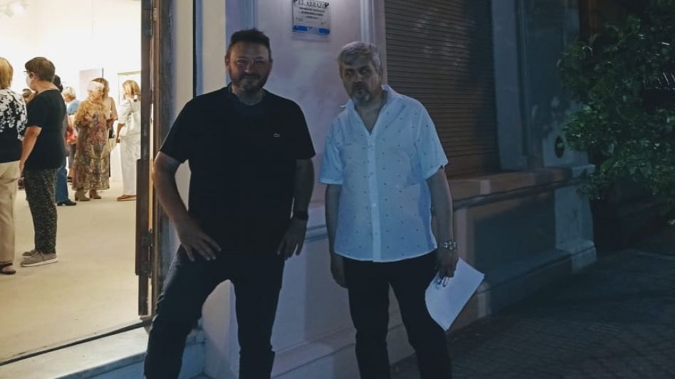El artista Alejandro Marmo junto al director del museo, Jorge Pérez. Detrás la obra 
