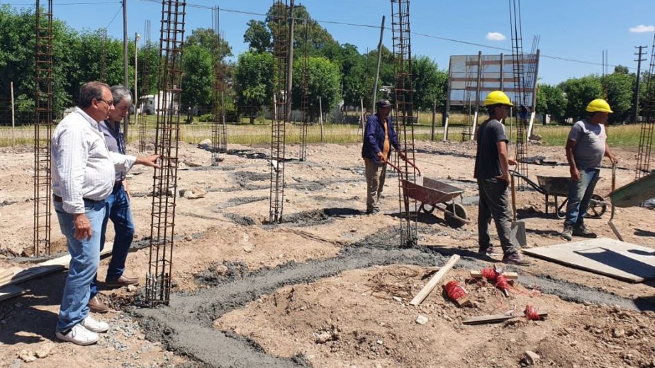El intendente Ramón Capra recorrió los trabajos que se llevan a cabo en el predio elegido para la construcción del edificio de la EEST N° 1. AGENCIA GENERA ALVEAR/RAFAEL TORRES