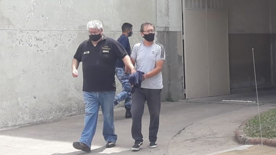 Rancez, el ex entrenador de fútbol acusado. La imagen data de meses atrás, cuando era retirado de los tribunales, luego de ser indagado no bien fuera detenido en diciembre pasado.   ARCHIVO
