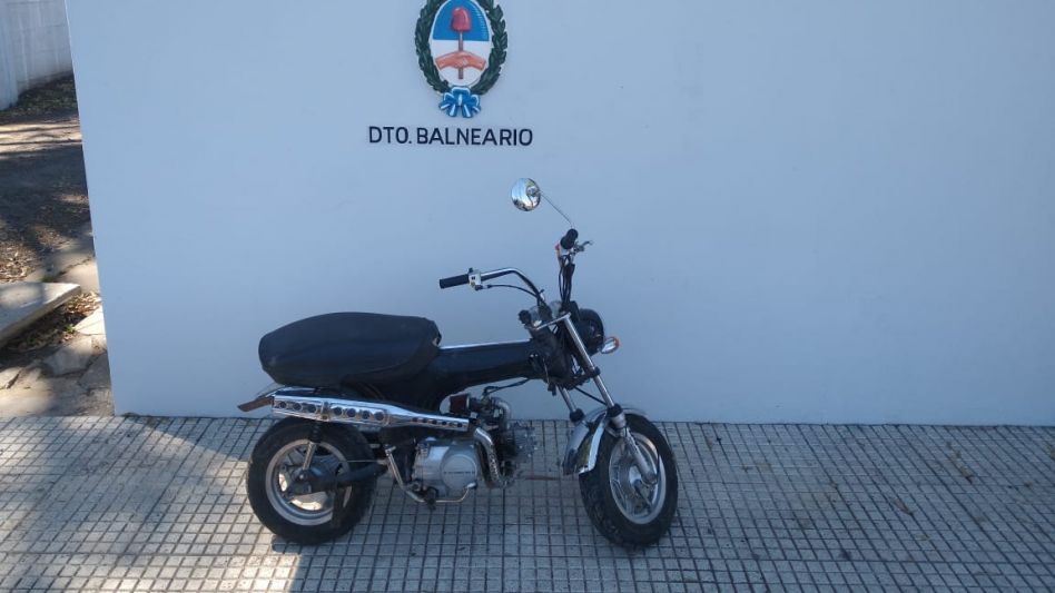 La motocicleta fue encontrada hoy en Miñana y las vías, oculta en unos pastizales. FOTO: DESTACAMENTO BALNEARIO/PBA