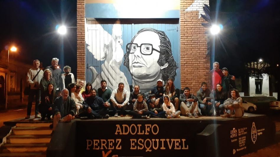Quienes estuvieron presentes en la inauguración oficial del mural homenaje a Adolfo Pérez Esquivel.    
