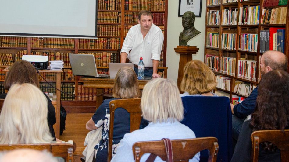 El martes por la tarde en la Biblioteca Ronco estuvo el ayacuchense Pablo Zubiaurre presentando su libro ?Sin nido en este suelo?. FOTO: NACHO CORREA   