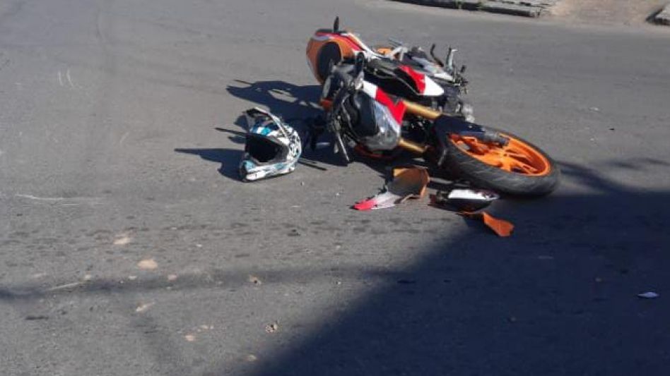 El siniestro vial se produjo poco antes de la hora ocho de hoy jueves, resultando con traumatismos el conductor de la motocicleta. FOTOS: CPA/PBA