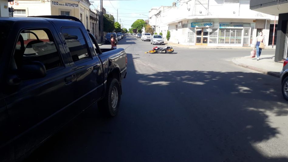 Chocaron una camioneta y una moto