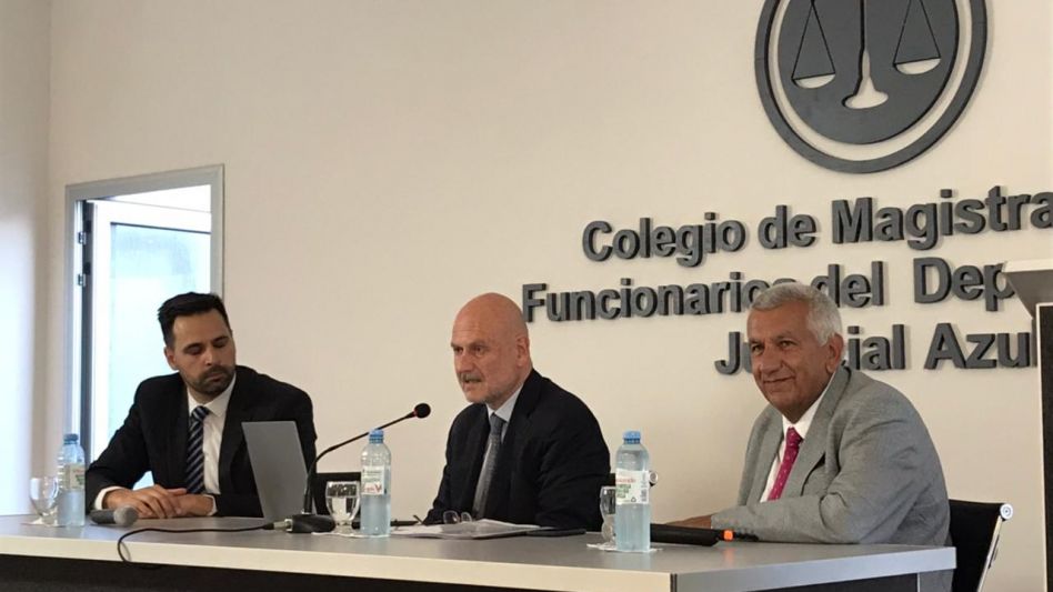 Además de la disertación que hoy está brindando en Azul, mañana Soria viajará a Tandil para continuar con otras actividades. FOTOS: COLEGIO DE MAGISTRADOS Y FUNCIONARIOS DE AZUL