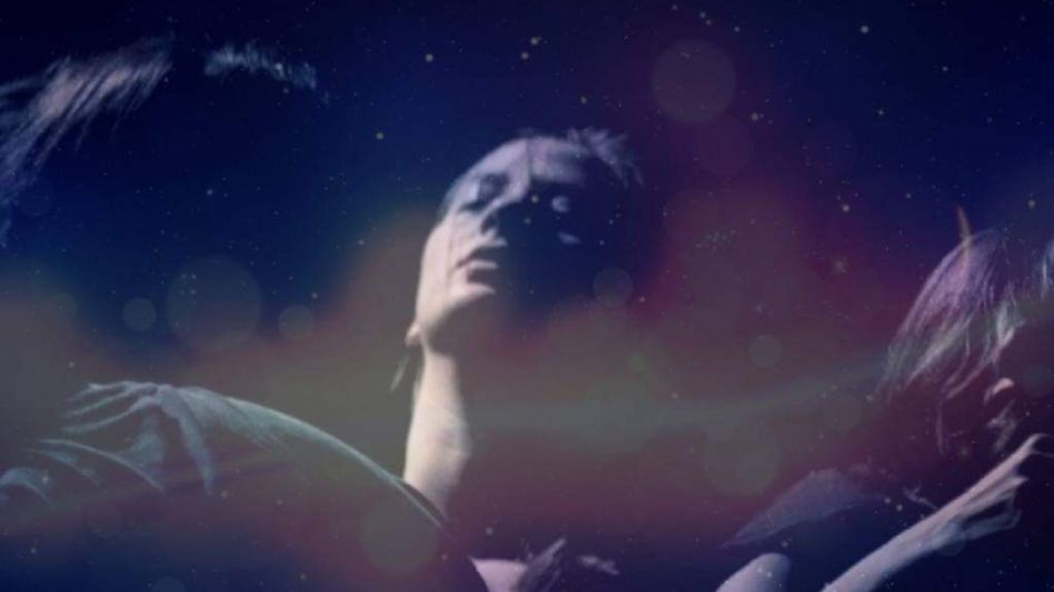 Natalia López Godoy, bailarina y performer, trae con Helena una conmovedora expresión donde lo íntimo de fragmentos de vida se vuelve sensaciones compartidas desde la belleza.