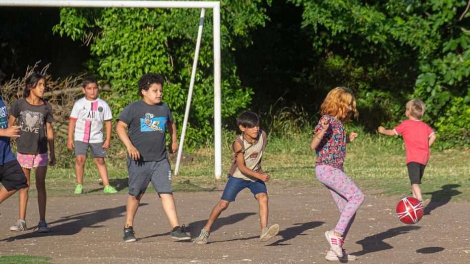 Las nenas y nenes del barrio Plaza Oubiñas entrenan para el torneo de este domingo. FOTO: NICO MURCIA