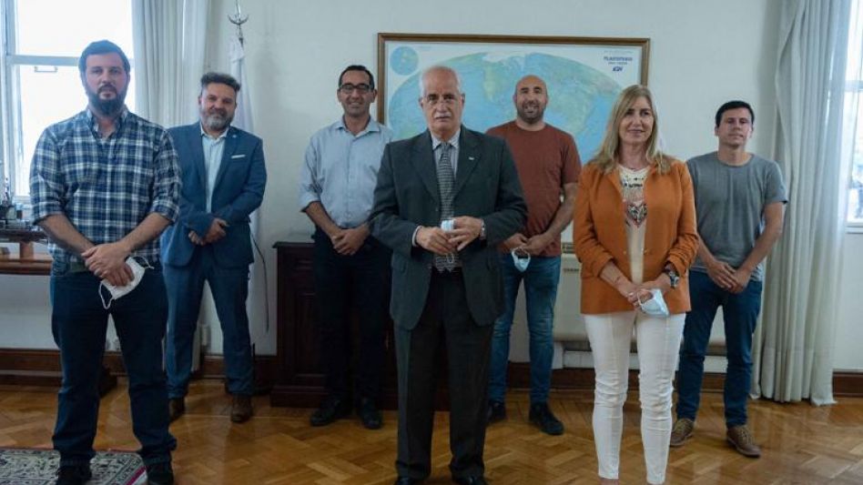 Taiana hizo pública la reunión con dirigentes políticos de la región a través de su cuenta de Twitter.    Fuente: El Popular.