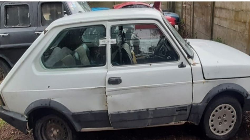 Un Fiat 147 conducía en Chillar un joven al que la Policía le labró una infracción de tránsito. SUBCOMISARÍA CHILLAR/PBA