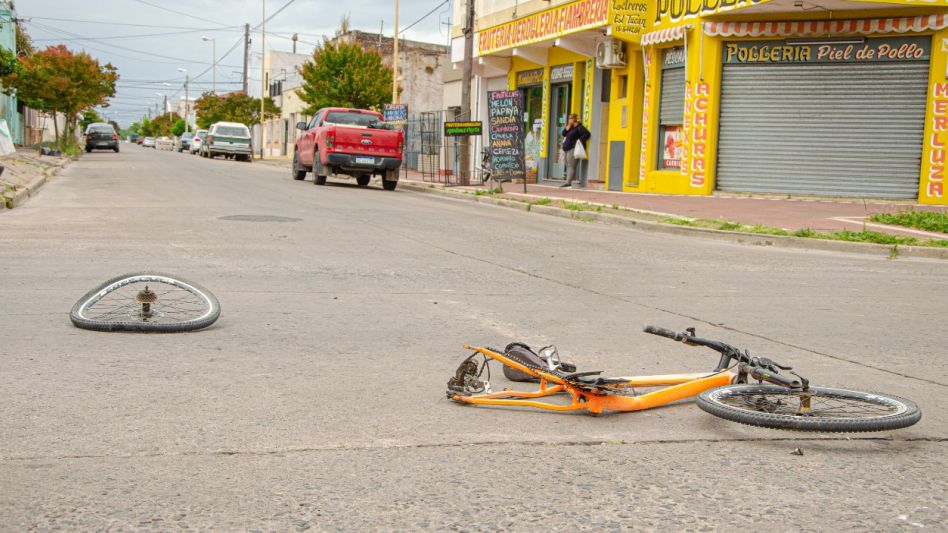 Un adolescente de 16 años fue trasladado al Hospital Pintos a causa de este siniestro vial, pero después no quedó internado. FOTOS: NACHO CORREA