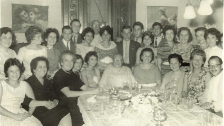Agasajo realizado en 1965, luego de que Josefa ?Cofa? Elizagaray fuera distinguida por el papa Paulo VI (Pablo VI), como Dama Pontificia.