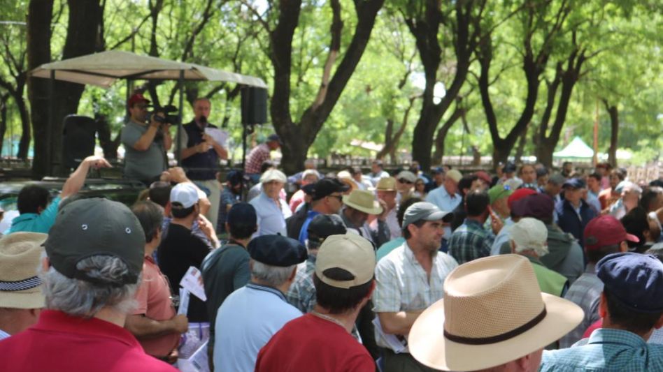 La feria colmada de público en Raíces Ganaderas.
