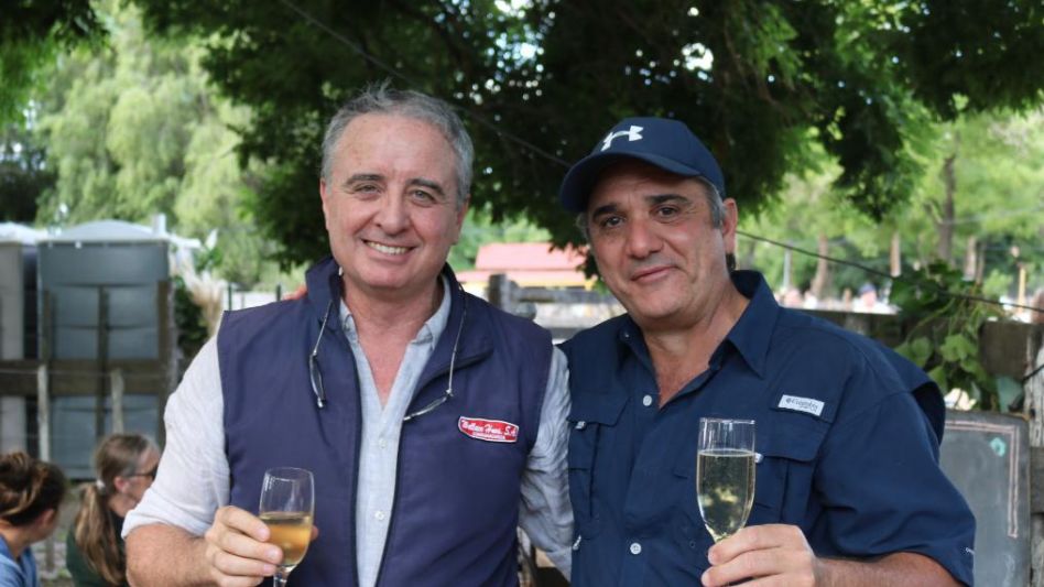 El brindis de Juan Wallace y Gustavo Pouyanne cuando terminaron los negocios en Azul.