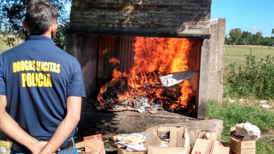 Una nueva incineración de droga, en este caso marihuana, se llevó a cabo hoy en el Comando de Prevención Rural de Azul. FOTOS: CPR AZUL/PBA