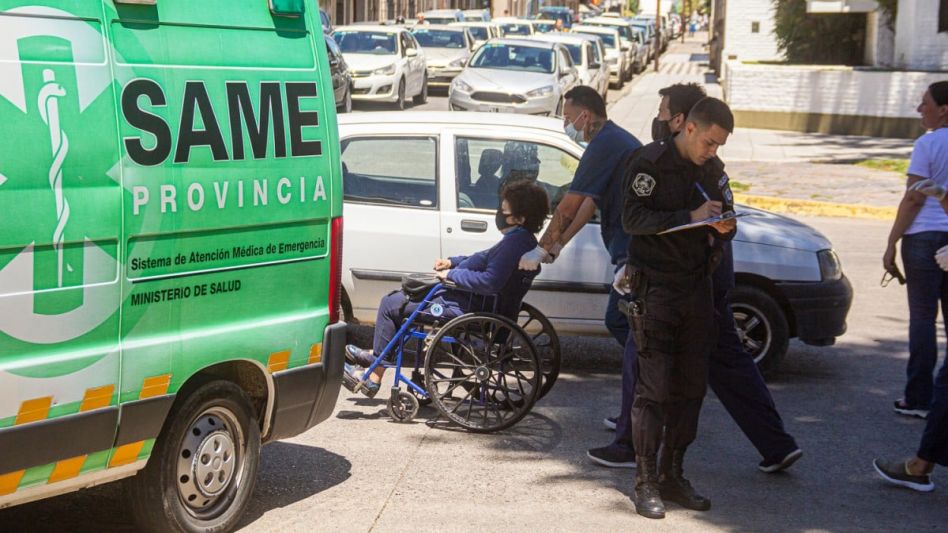 Sobre la Avenida Mitre, en el cruce con la calle Burgos, hoy después del mediodía se produjo este siniestro vial. FOTO: NICOLÁS MURCIA