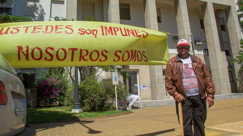 Ceferino Carlos Martínez cuando charló con este diario en la puerta del Palacio de Justicia de esta ciudad.    NICOLAS MURCIA