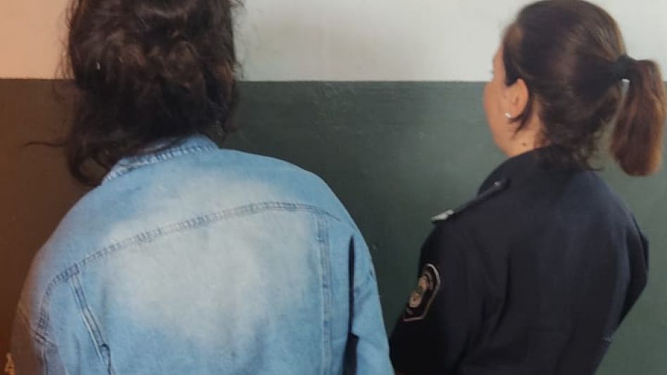 Un menor y una joven arrestados, más un cuchillo incautado. El resultado de un procedimiento policial, luego de un incidente que tuvo como víctima a un remisero. FOTOS: EPDS AZUL/PBA